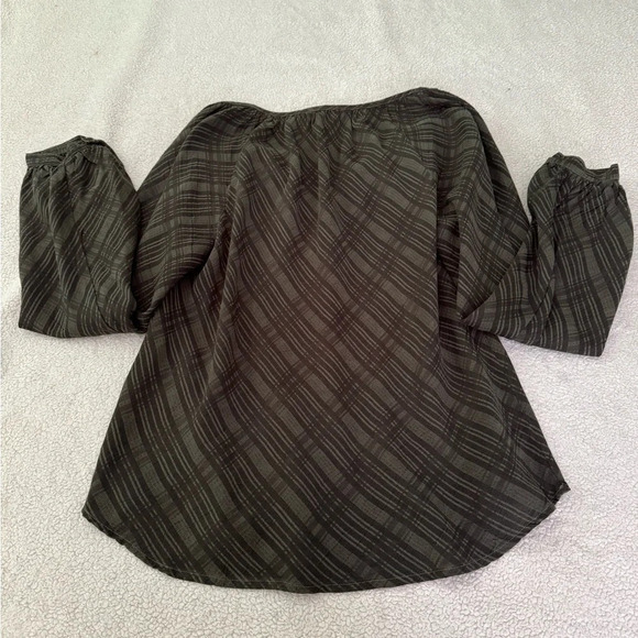 NWOT Maven West Army green Plaid Medium BOHO Top V-neck and keyhole front. - Picture 5 of 9